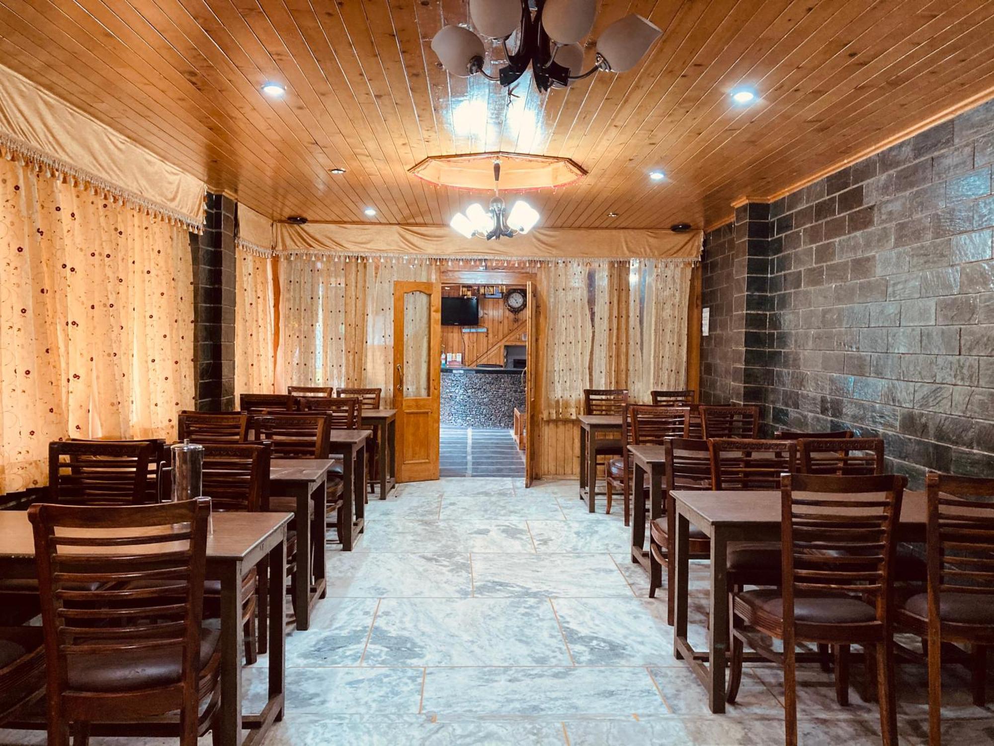 Snow Clad Riverview Hotel & Resort, Manali Exterior photo